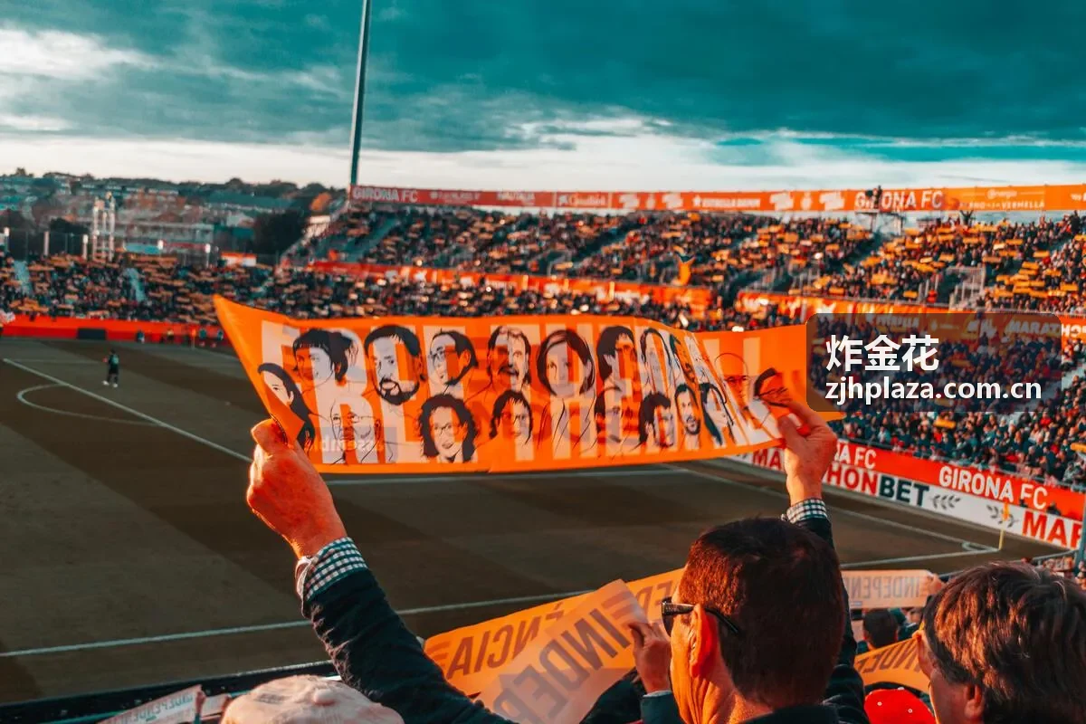 炸金花好友相聚时的轻松交流画面